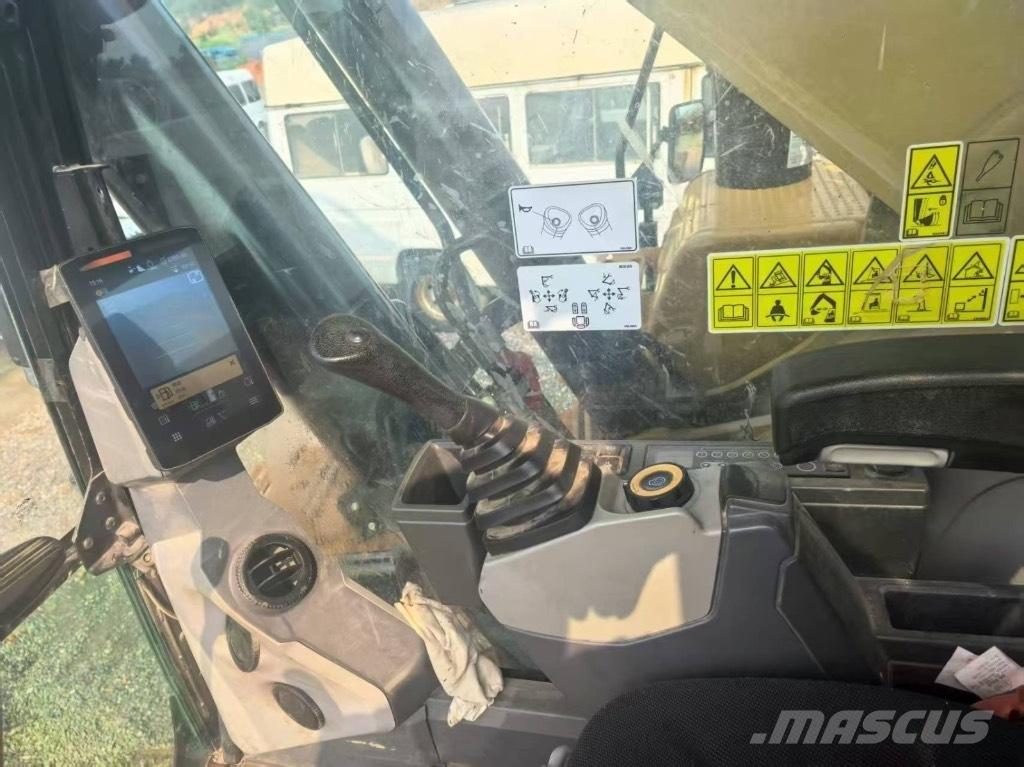 CAT 352 Bagri goseničarji