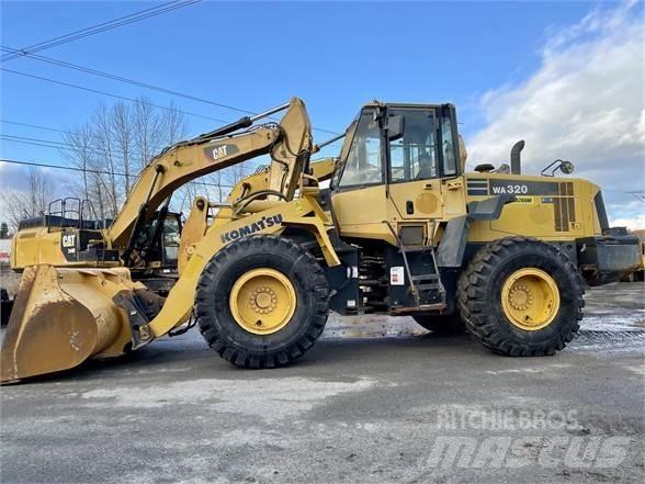 Komatsu WA320 Kolesni nakladalci