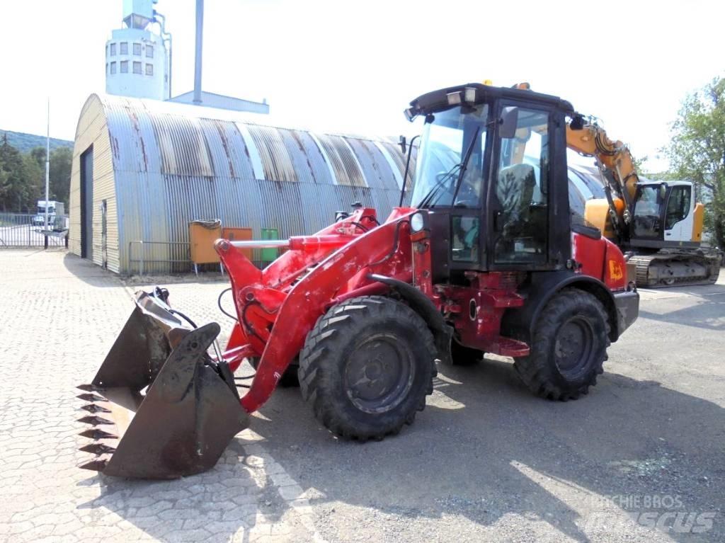 JCB 407 Kolesni nakladalci
