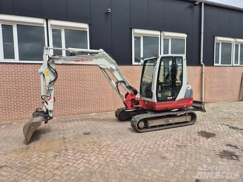 Takeuchi TB250 Mini bagri <7t