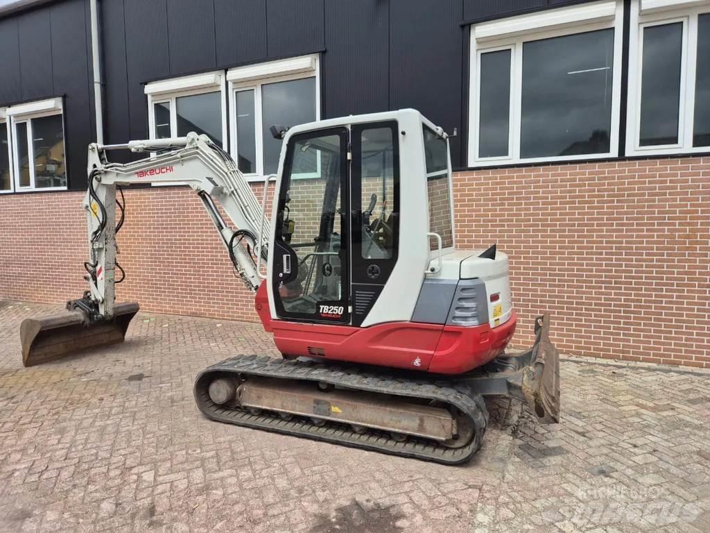 Takeuchi TB250 Mini bagri <7t