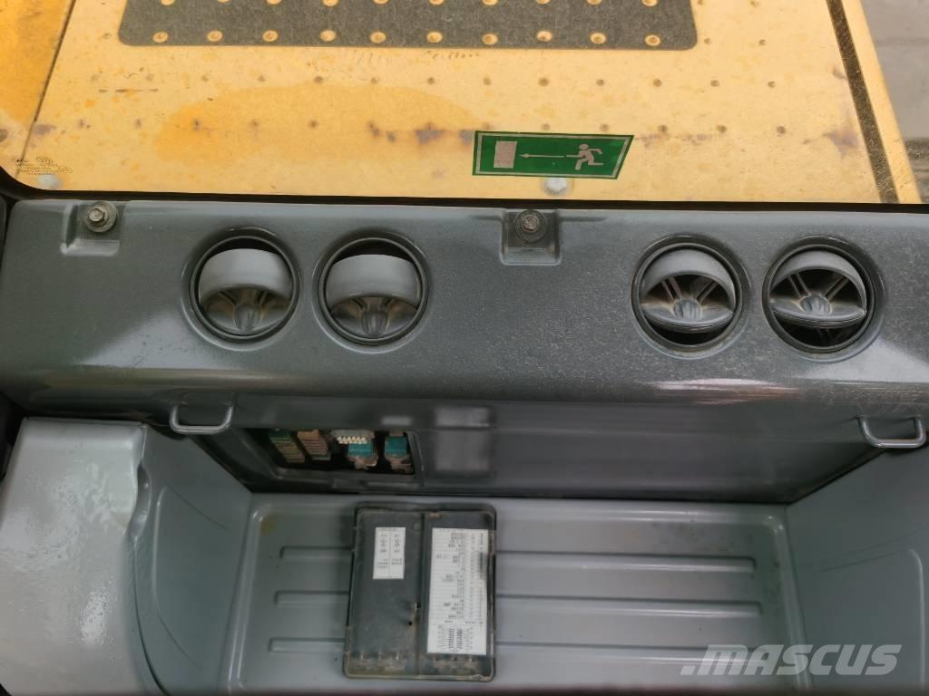 Komatsu PC 220-8 Bagri goseničarji