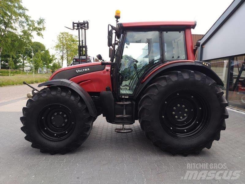 Valtra N 141 Traktorji
