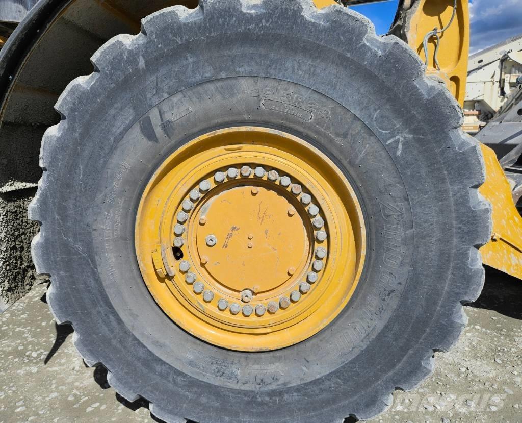 CAT 982 M Kolesni nakladalci