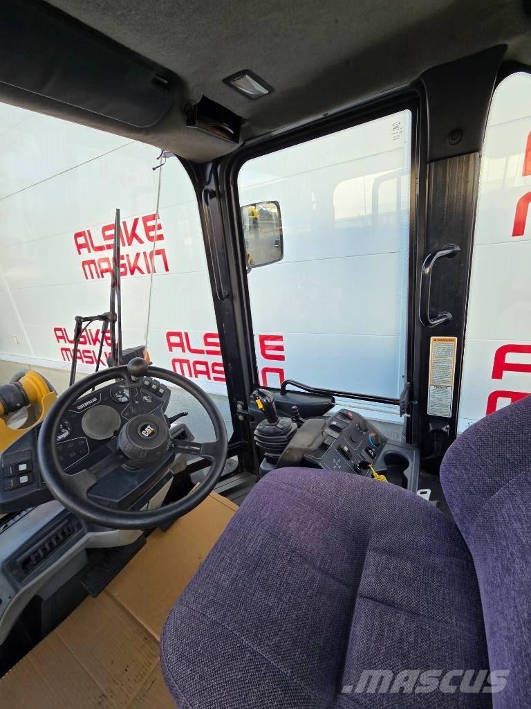 CAT 906 Kolesni nakladalci