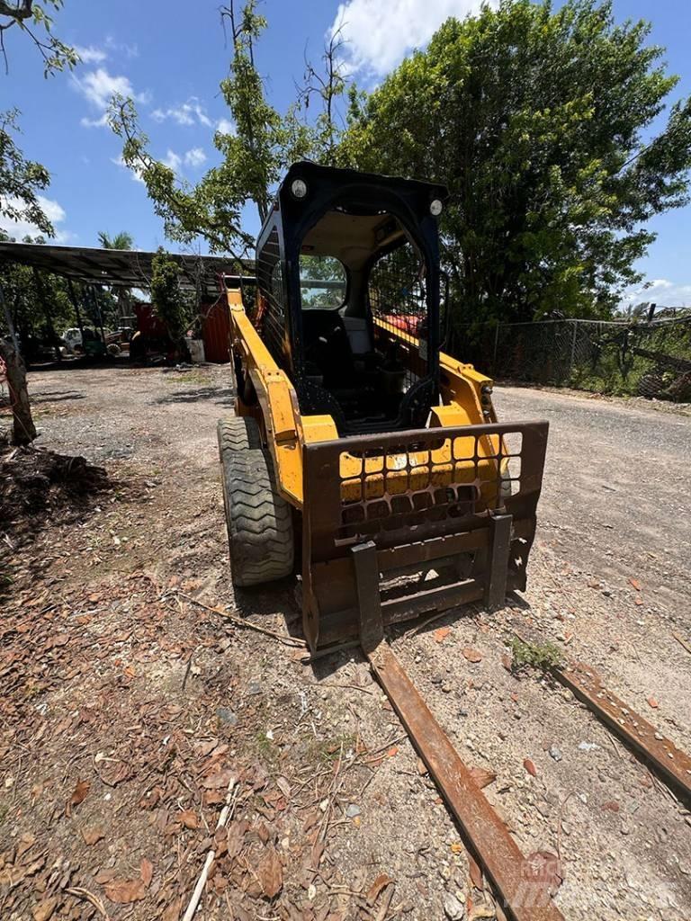 CAT 242 D Skid steer mini nakladalci