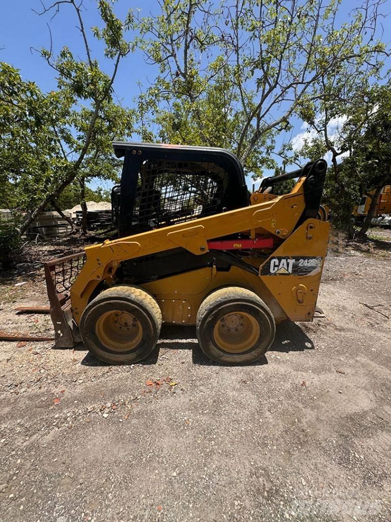 CAT 242 D Skid steer mini nakladalci