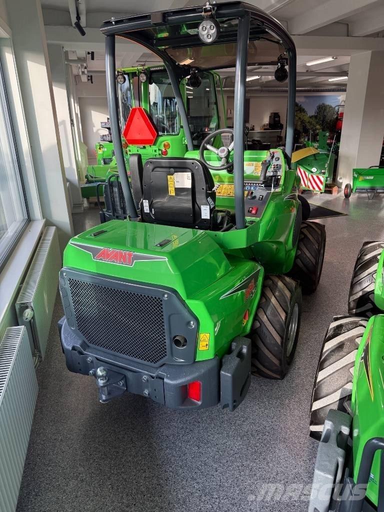 Avant 528 Skid steer mini nakladalci