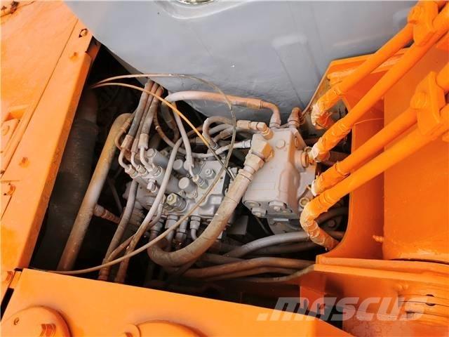 Hitachi EX60 Bagri goseničarji