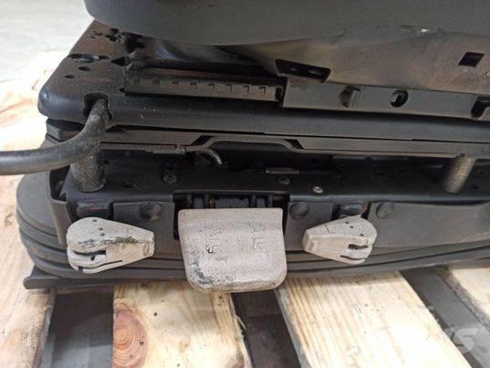 Valtra N 163 chair Kabine in notranjost