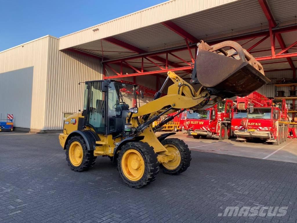 CAT 908M Kolesni nakladalci