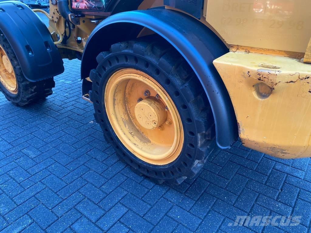 CAT 908M Kolesni nakladalci