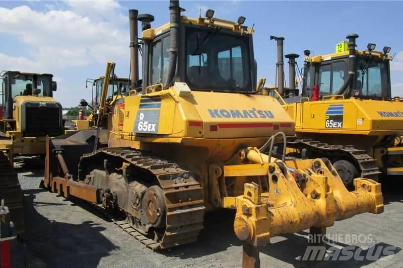 Komatsu D65 EX-16 Buldožerji goseničarji