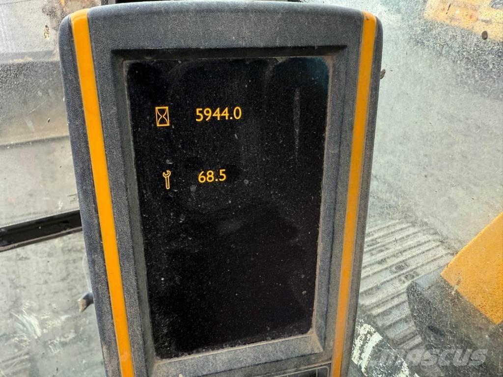 JCB JS 130 LC Bagri goseničarji