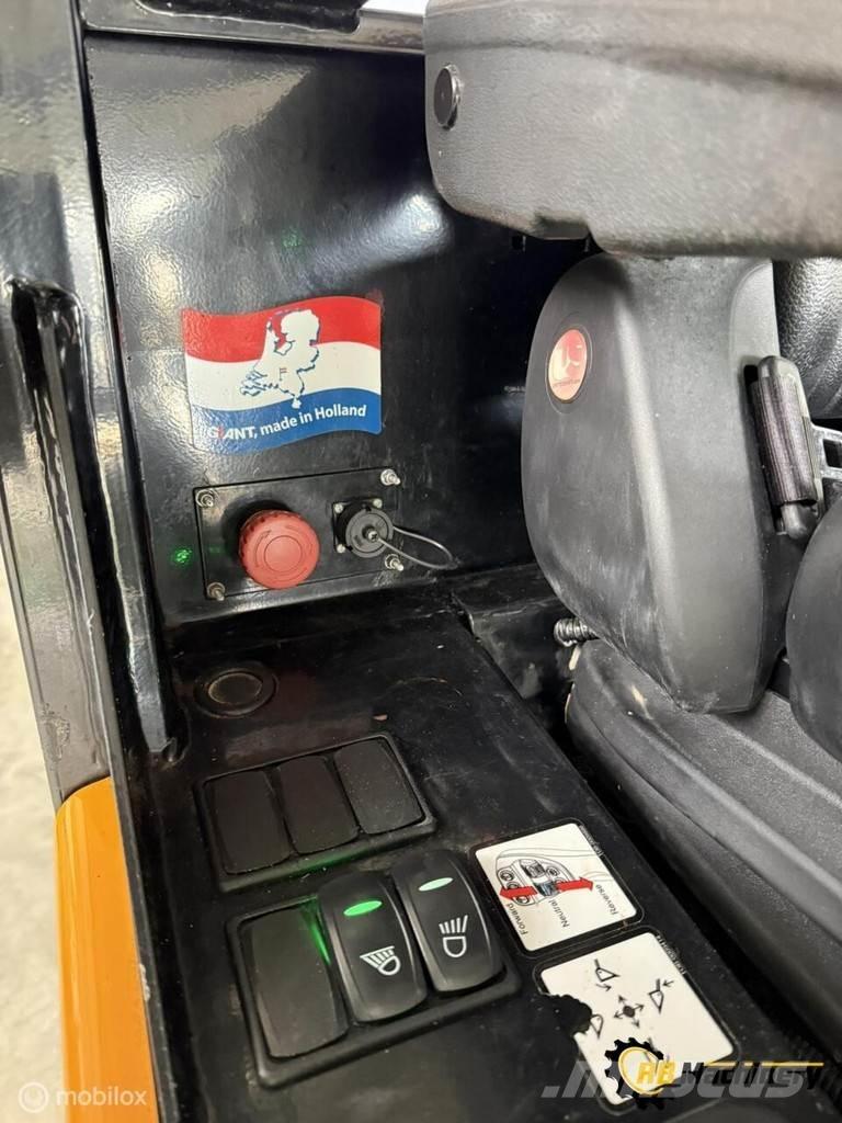 GiANT G2200E Kolesni nakladalci