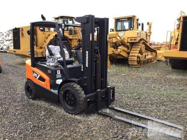 Doosan D25S-9 Dizelski viličarji