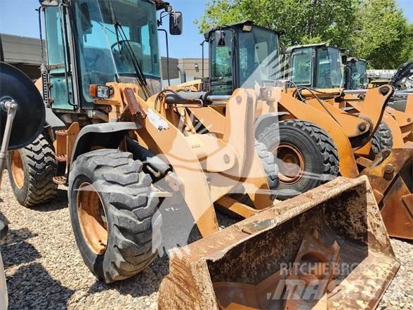 CASE 521F Kolesni nakladalci