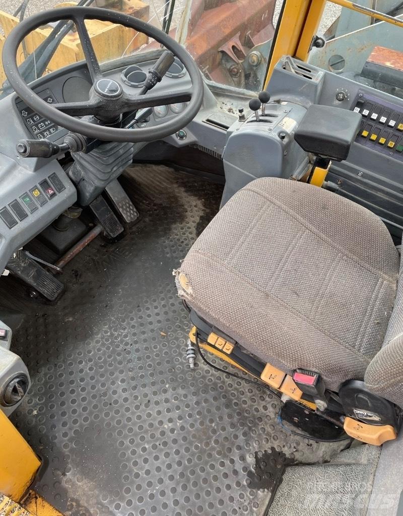 Volvo L120C Kolesni nakladalci