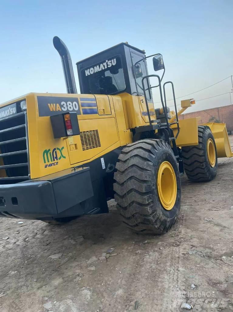 Komatsu WA 380 Kolesni nakladalci