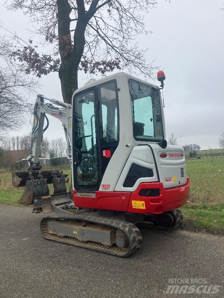 Takeuchi TB225 extra Mini bagri <7t