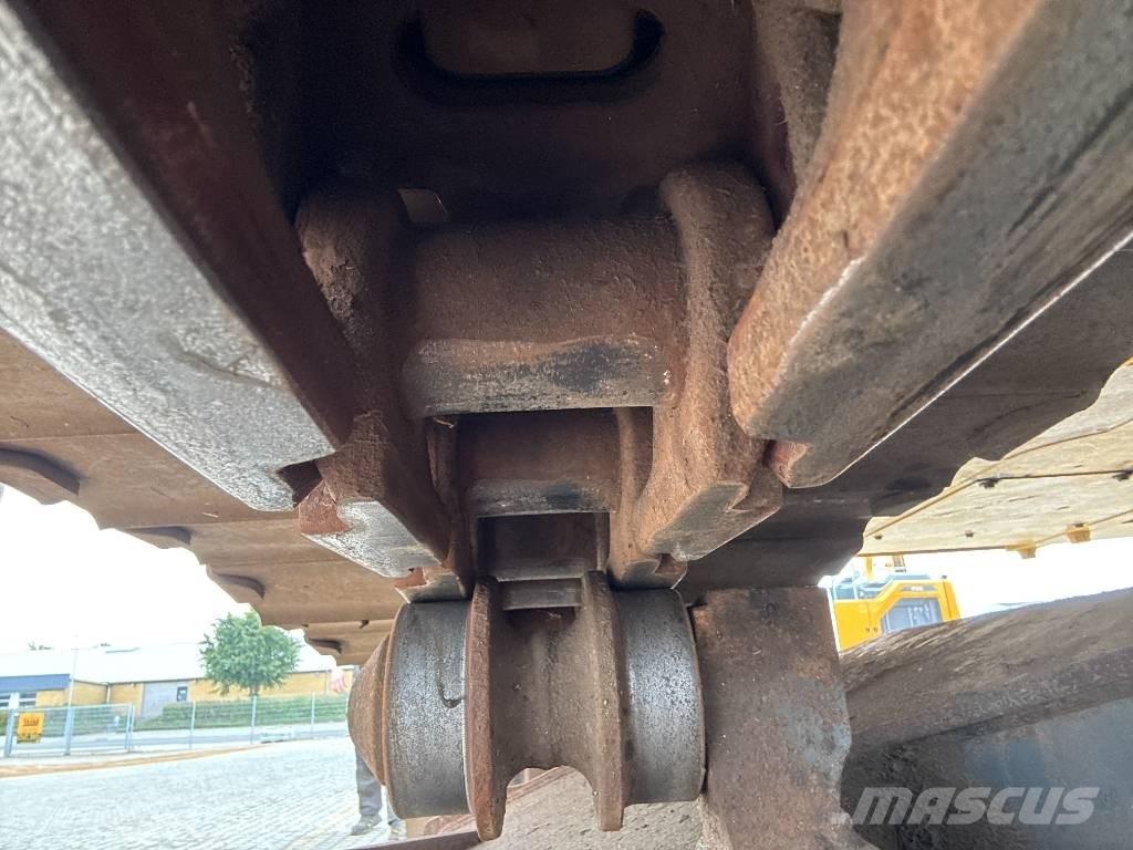Komatsu HB215LC-1 Bagri za prekladanje primarnih/sekundarnih surovin