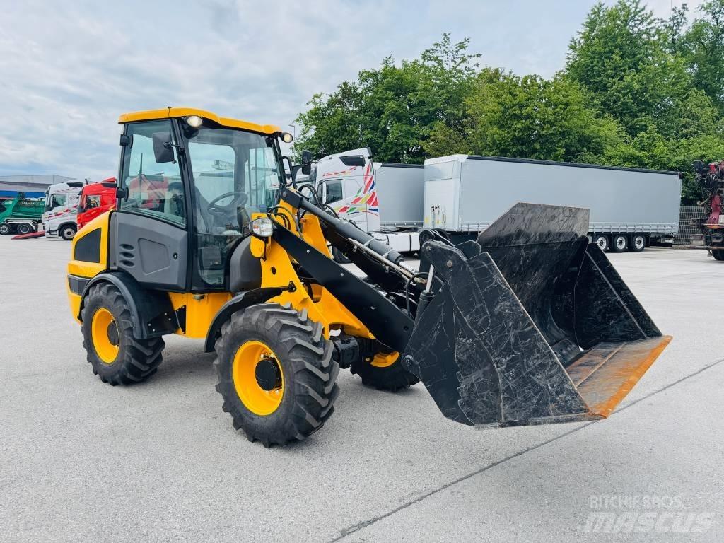 JCB 406 Kolesni nakladalci