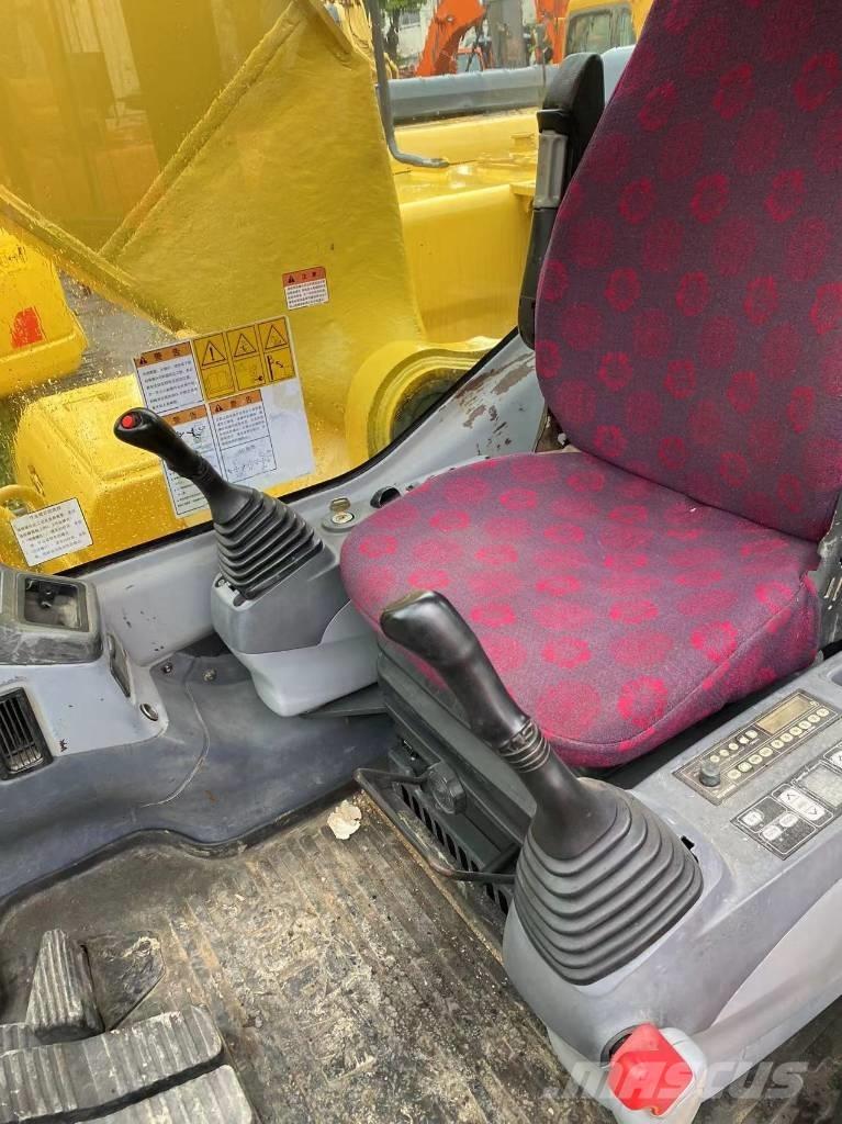 Komatsu 220 Bagri goseničarji