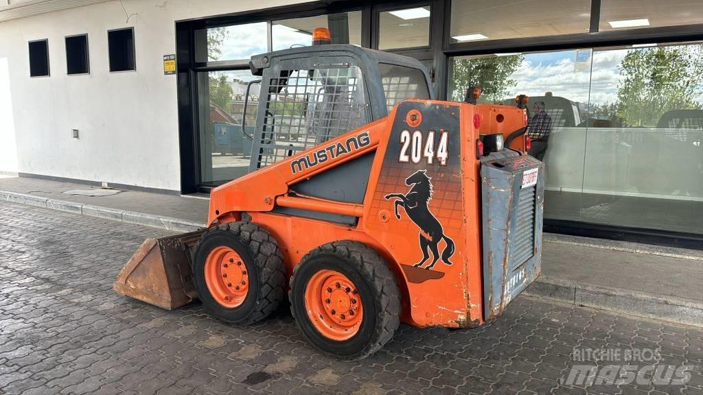 Mustang 2044 Skid steer mini nakladalci