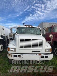 International 4700 Tovornjaki s kesonom/platojem