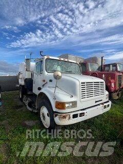 International 4700 Tovornjaki s kesonom/platojem