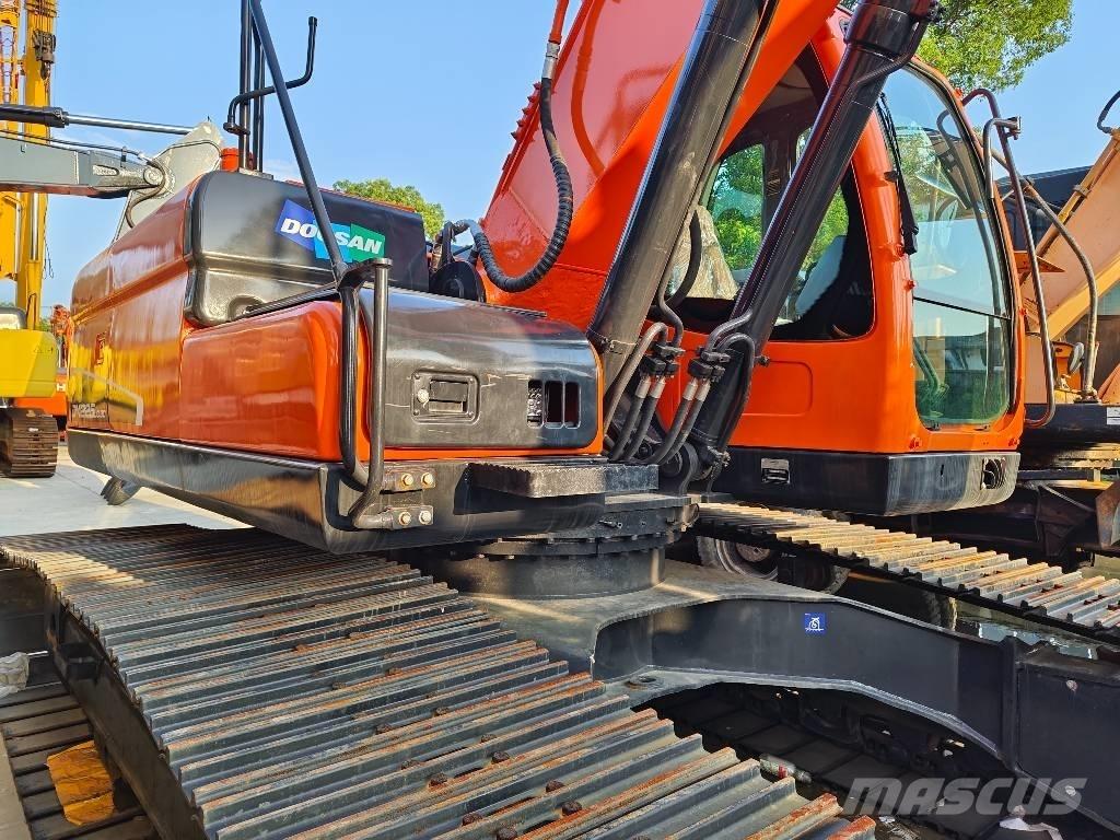 Doosan DX 225 LC Bagri goseničarji