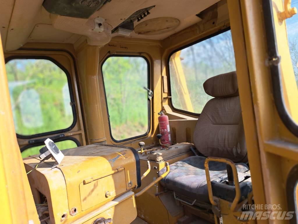Komatsu D85A Buldožerji goseničarji