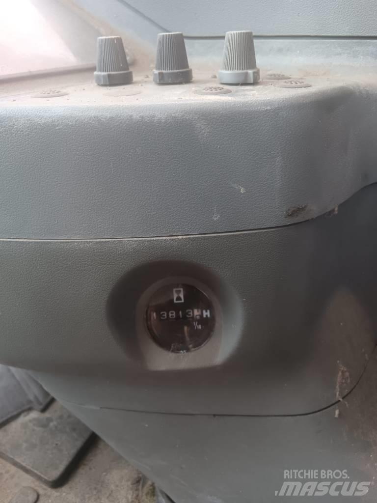 Hitachi EX135W Bagri na kolesih