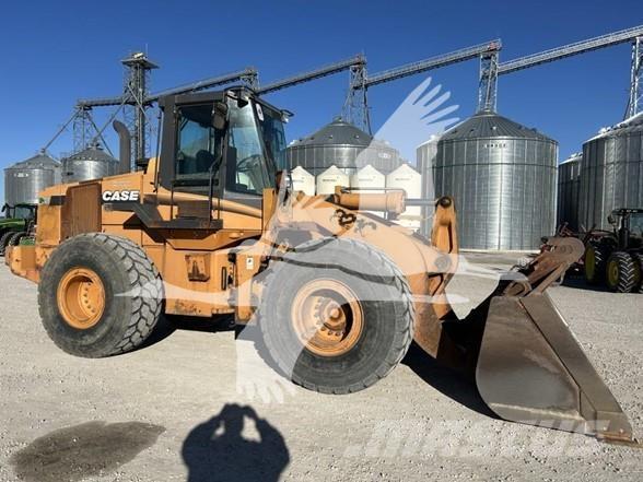 CASE 821C Kolesni nakladalci