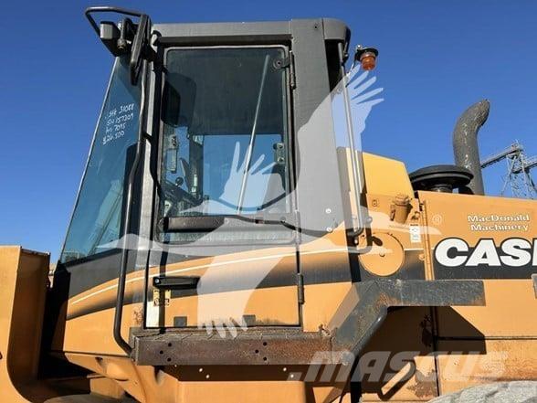 CASE 821C Kolesni nakladalci