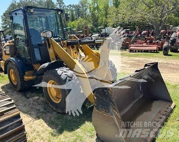 CAT 906M Kolesni nakladalci