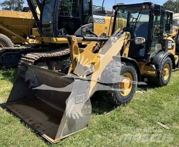 CAT 906M Kolesni nakladalci