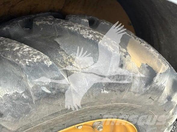 CAT 906M Kolesni nakladalci