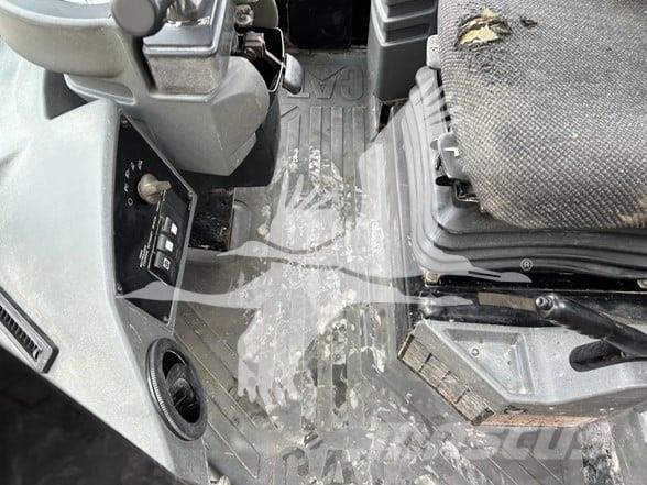 CAT IT28G Kolesni nakladalci