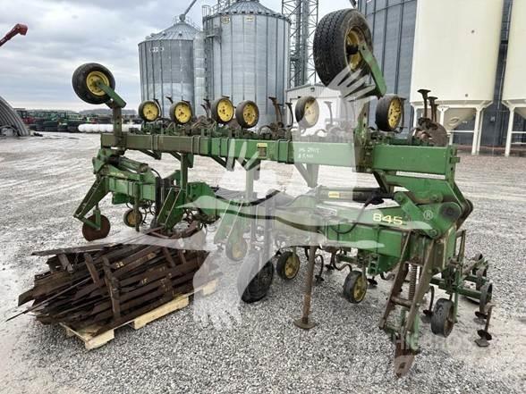 John Deere 845 Medvrstni kultivatorji