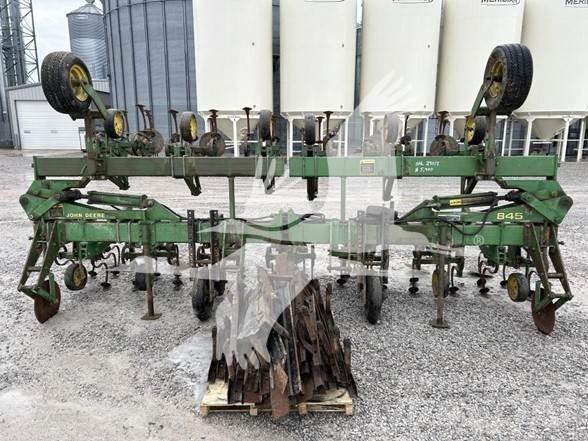 John Deere 845 Medvrstni kultivatorji