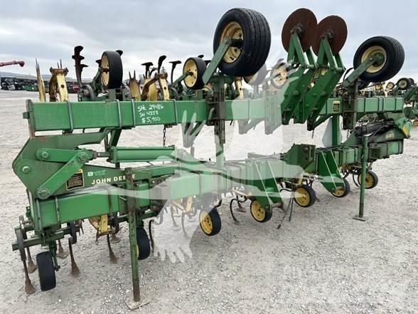 John Deere 845 Medvrstni kultivatorji