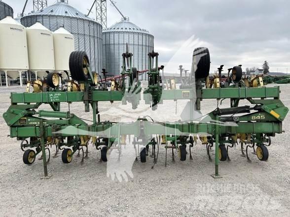 John Deere 845 Medvrstni kultivatorji