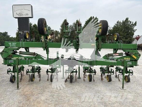 John Deere 845 Medvrstni kultivatorji