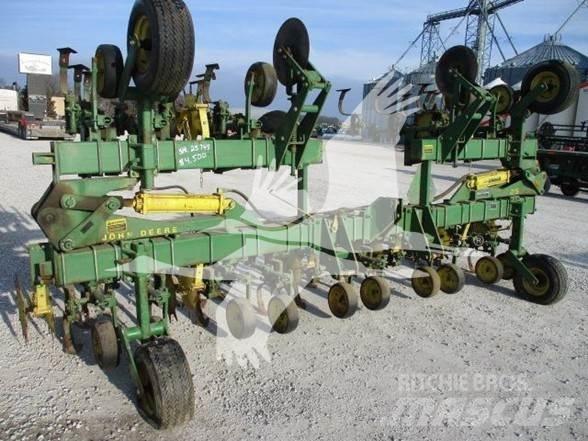 John Deere 85 Medvrstni kultivatorji