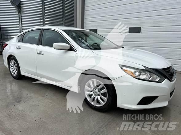 Nissan ALTIMA Avtomobili