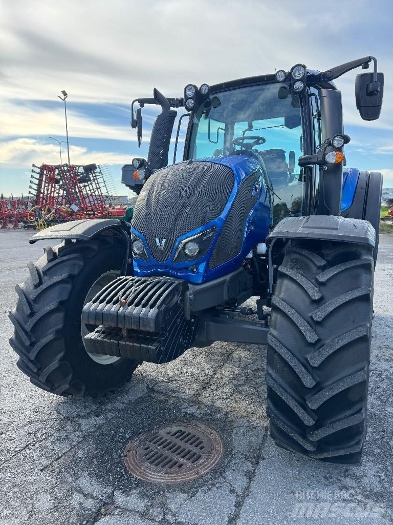 Valtra N 124 Traktorji