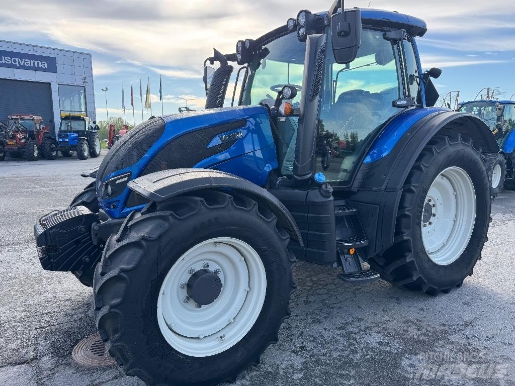 Valtra N 124 Traktorji