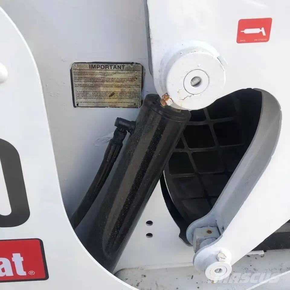 Bobcat S300 Skid steer mini nakladalci