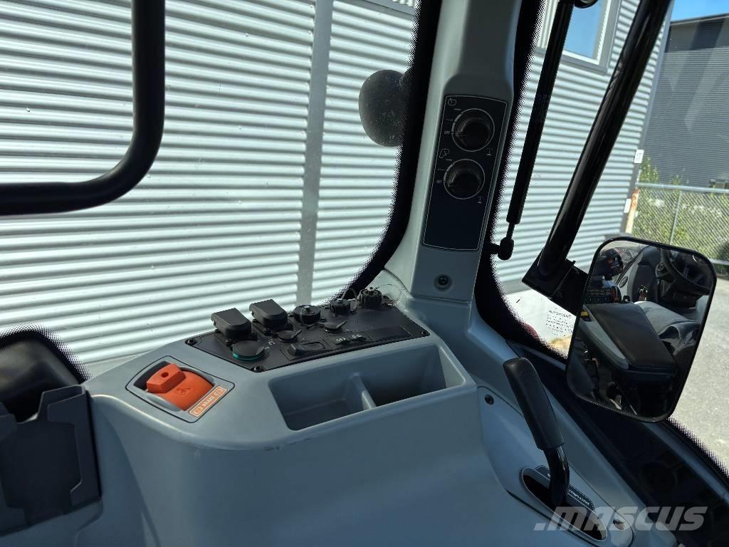 Valtra T 215 Versu Traktorji